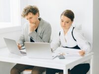 Bajas médicas y vacaciones: los errores que siguen generando conflictos laborales y cómo evitarlos en la empresa