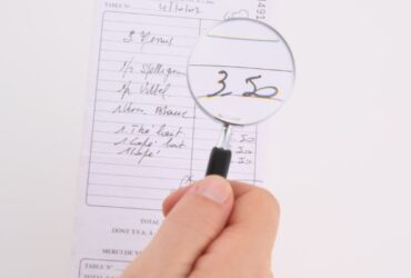 Factura completa o simplificada: qué diferencias hay y cuándo puedes deducirte el IVA
